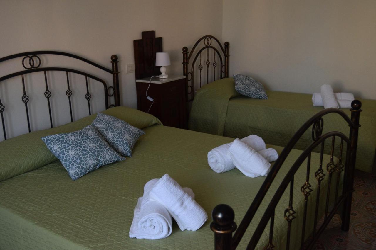 Su Fassoi Cabras Bed & Breakfast Exterior photo