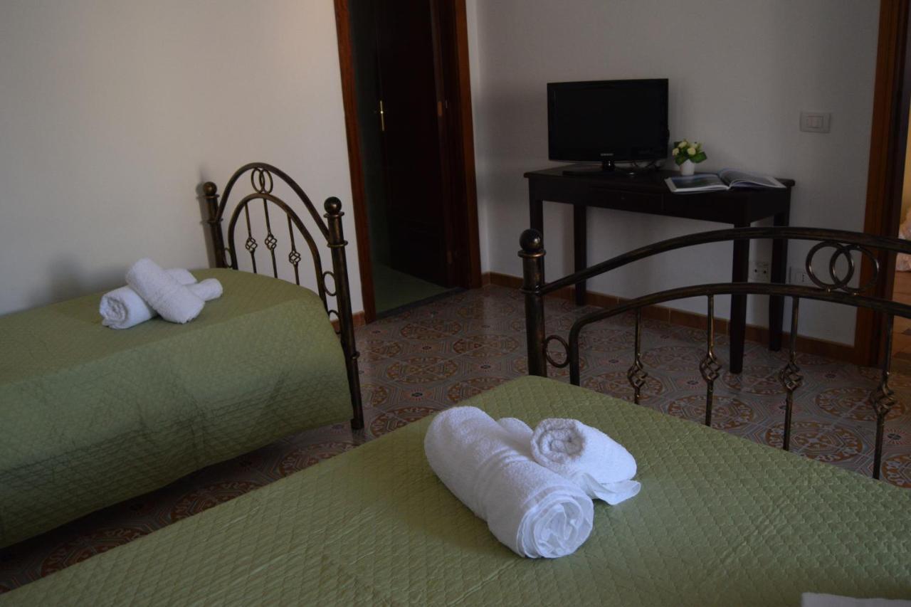 Su Fassoi Cabras Bed & Breakfast Exterior photo