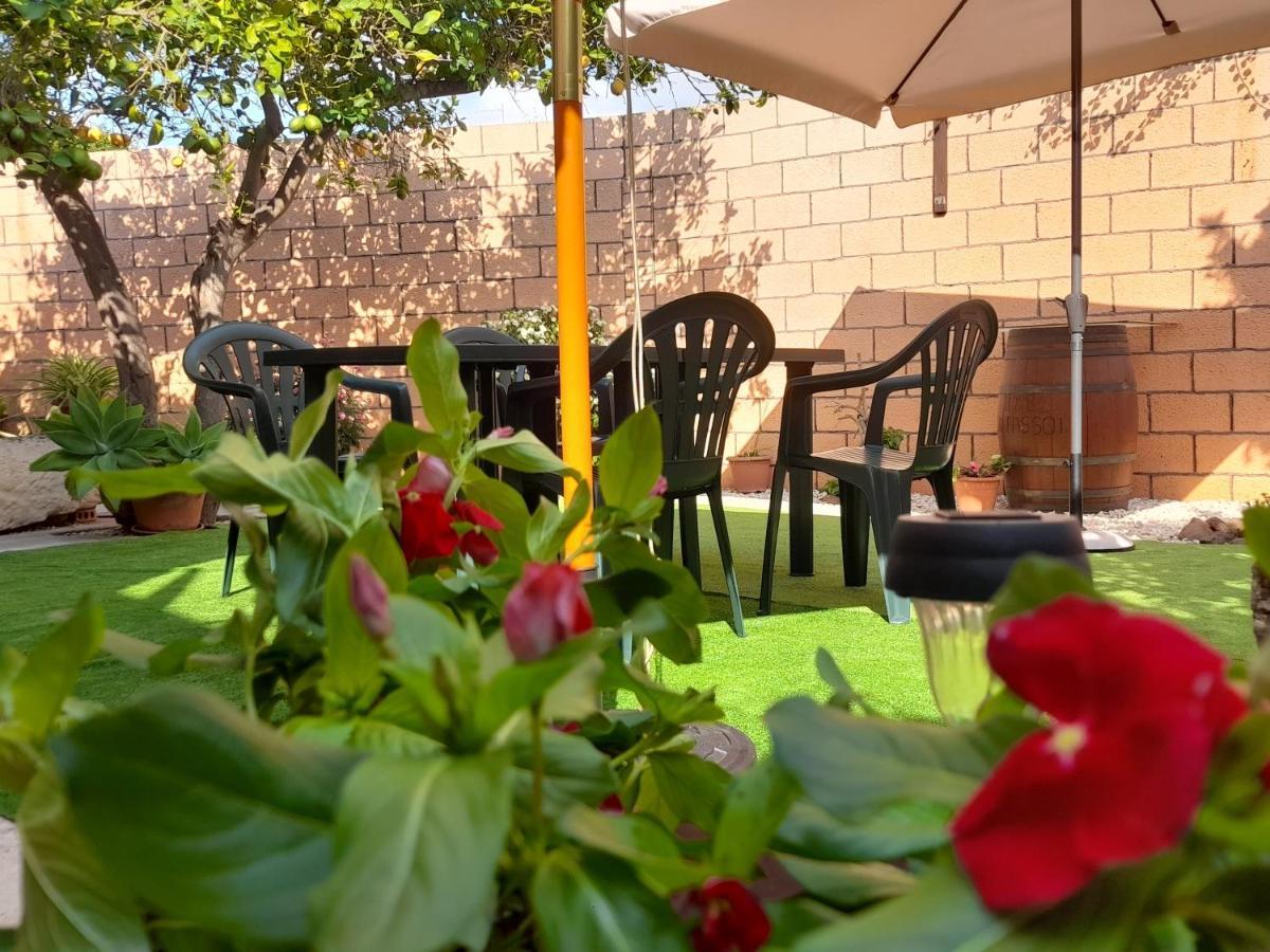 Su Fassoi Cabras Bed & Breakfast Exterior photo
